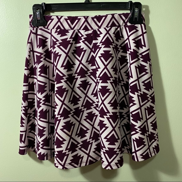 Purple & White Triangle patterned skirt - Picture 1 of 2